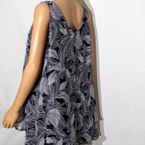 Lane Bryan: V-neck Leaf Print Layered Flowy Top - Picture 7 of 8